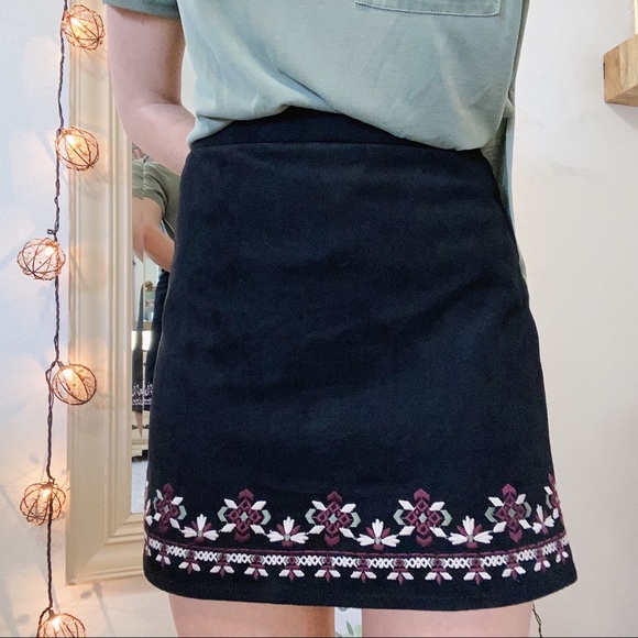 Forever 21 Dresses & Skirts - FOREVER 21 MEDIUM BLACK SUEDE SKIRT